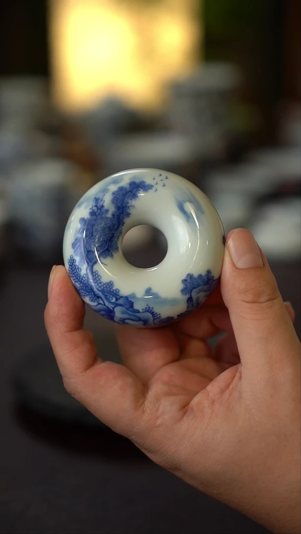 全手绘精工青花山水圆盖置