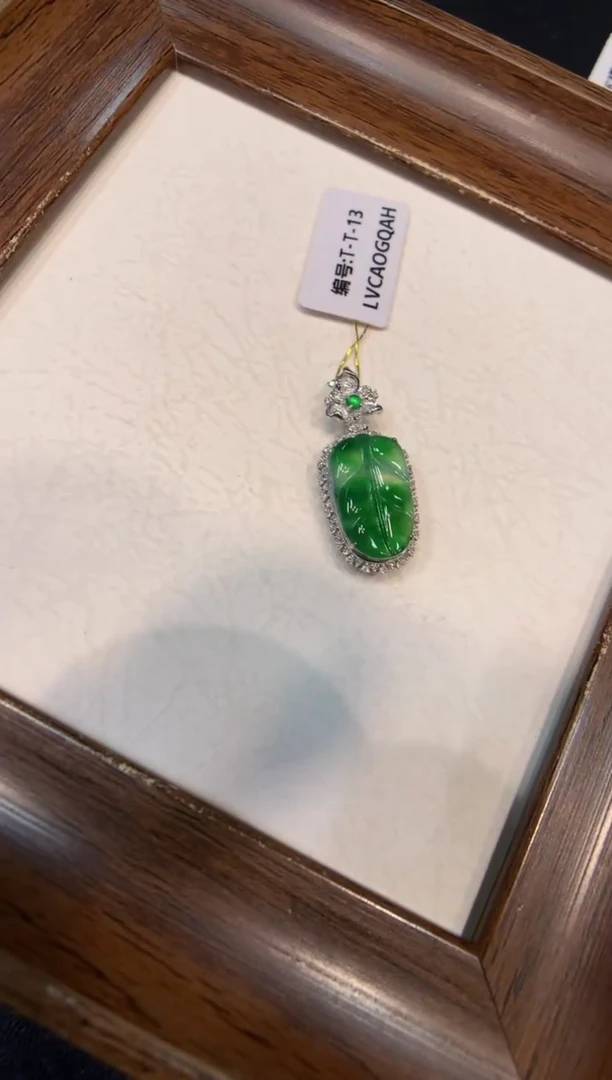 颈饰18K金镶嵌翡翠叶子