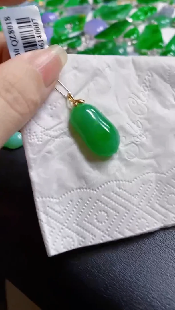 翡翠18K金镶嵌颈饰瓜