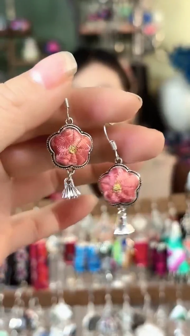 彩云南阁非遗老绣苗银饰品674