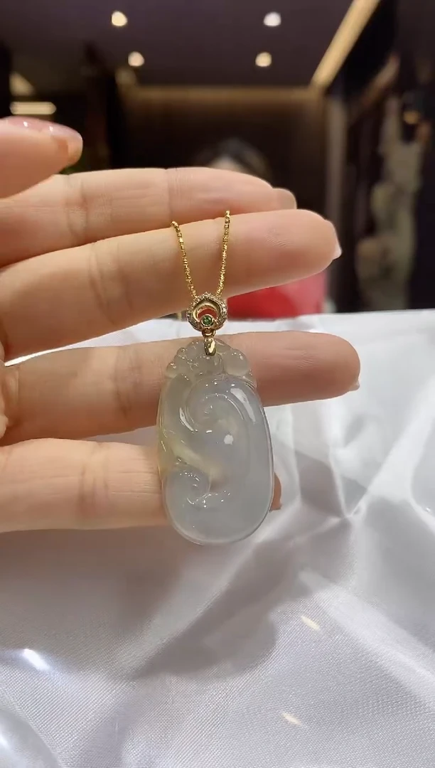 吊坠(赠链)18K金镶嵌翡翠一**水挂件加银链