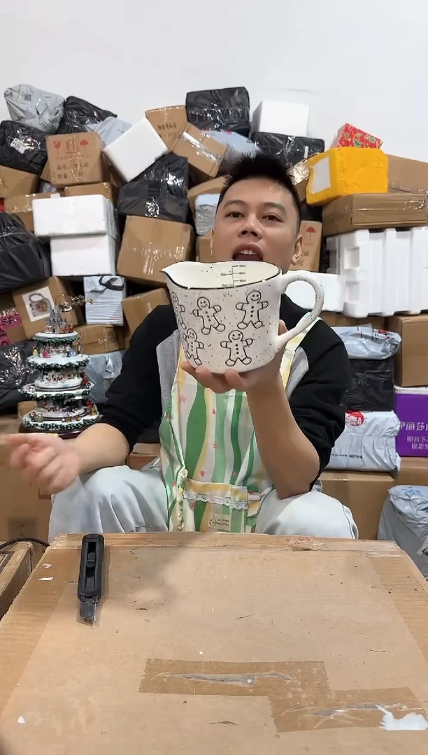 瓷片姜饼人奶壶
