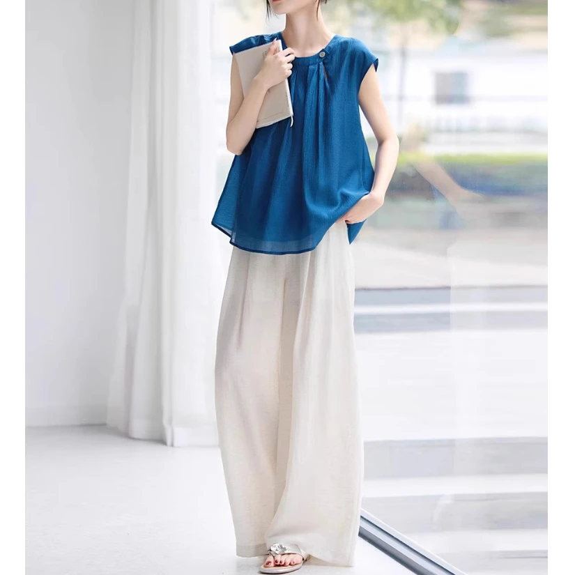 2025年夏季多巴胺时尚活力穿搭蓝色显白上衣白色显瘦休闲裤套装女