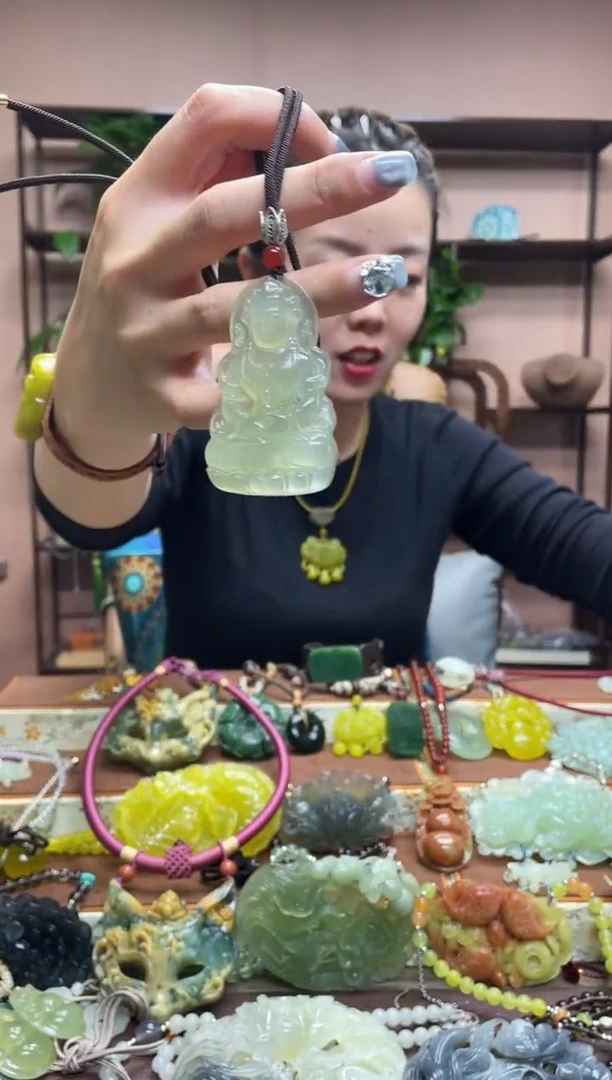 未镶嵌岫玉颈饰·