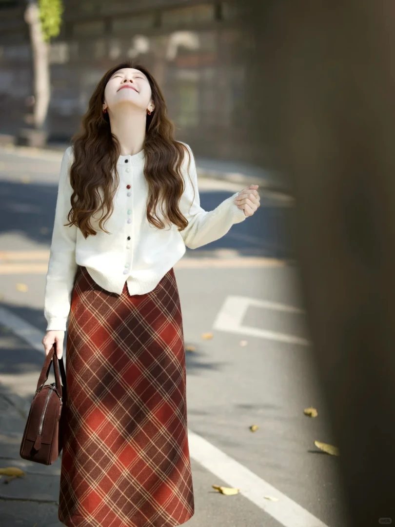 2025春季新款慵懒风复古彩色扣子针织开衫女搭配格子半身裙两件套