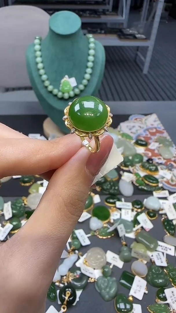 18K金镶嵌戒指和田玉1