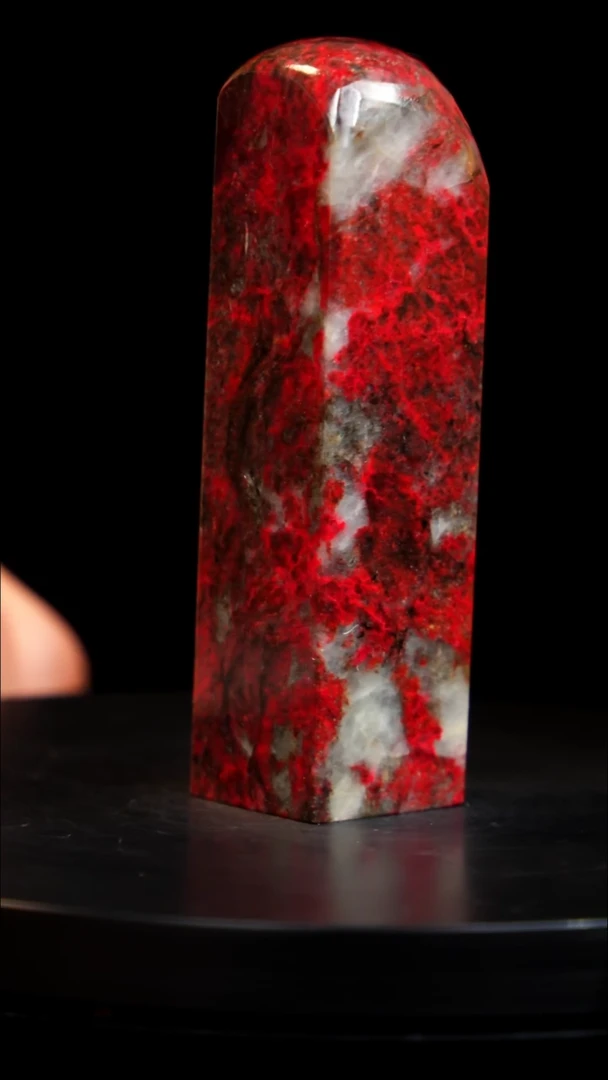 鸡血石黑牛角鸡血石