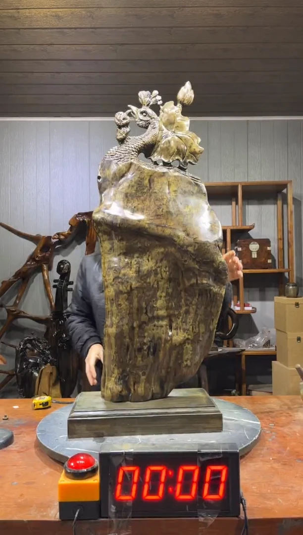 金丝楠一*阴沉木孔雀摆件