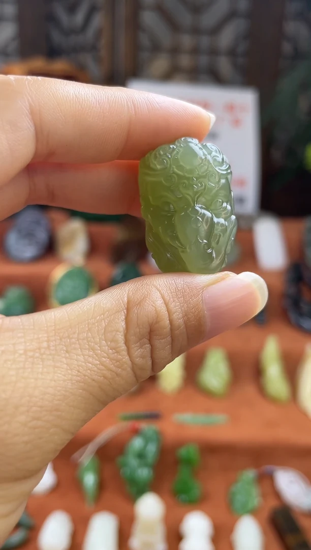 颈饰未镶嵌和田玉青海料冰底晴水象神守护带证书