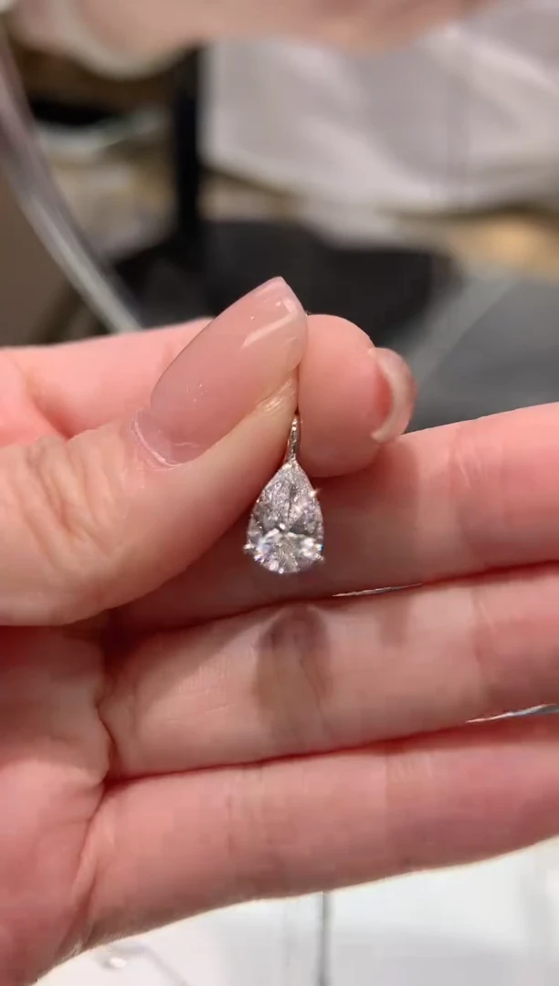 实验室培育钻石18K金镶嵌颈饰1.5克拉水滴吊坠K白