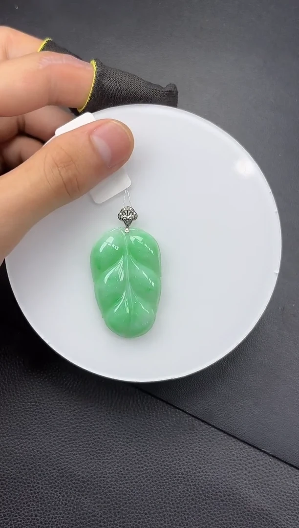 翡翠18K金镶嵌颈饰叶子