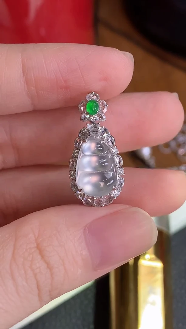 颈饰18K金镶嵌翡翠豆子