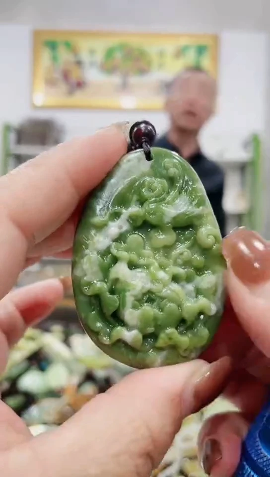 未镶嵌蛇纹石玉吊坠