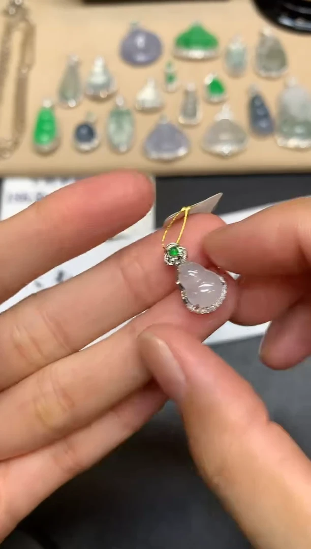 颈饰18K金镶嵌翡翠葫芦【无服务费【24小时鉴赏期】