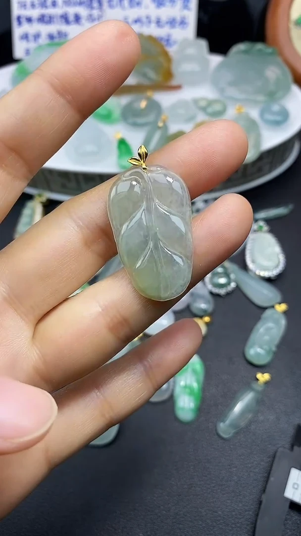 颈饰18K金镶嵌翡翠吊坠