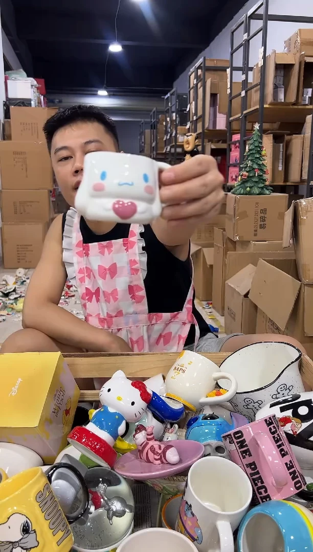 瓷片玉桂狗抱爱心一口杯 微瑕