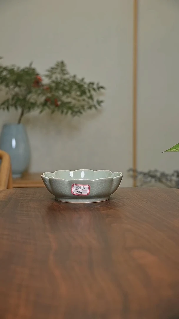 79#花瓣盘 豆绿釉 微瑕 朱家汝窑款