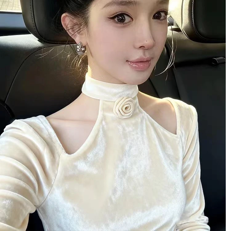 白色露肩立体花朵丝绒上衣女装2025秋冬气质名媛修身显瘦打底衬衣