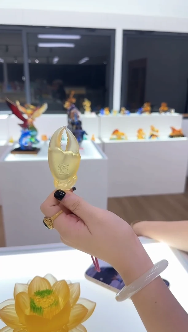 手工艺品琉璃手上有钱金色