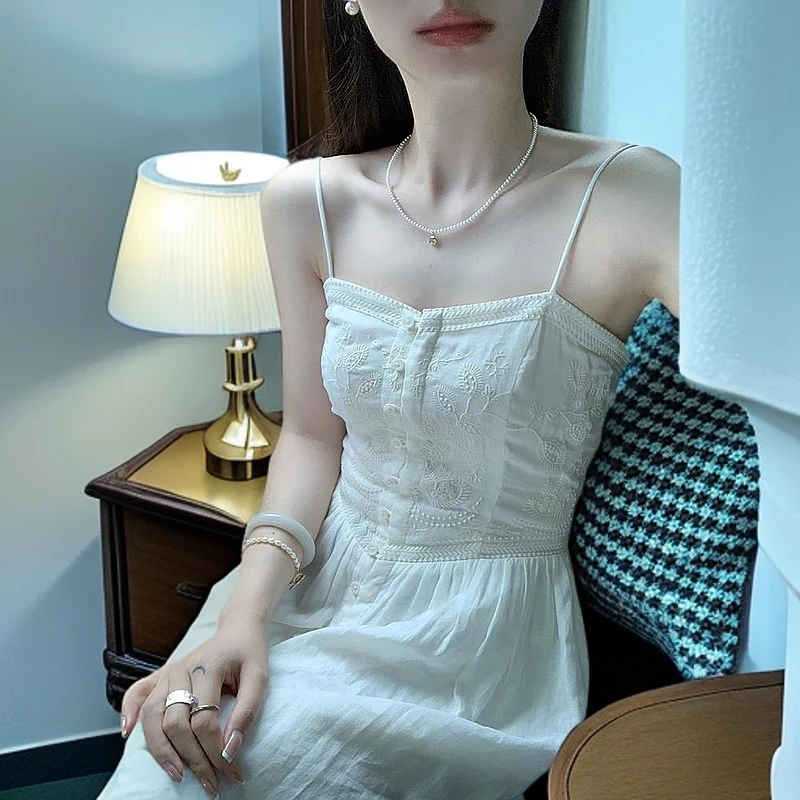 轻奢超火法式白色吊带连衣裙女夏高级感重工刺绣度假长裙2025新款