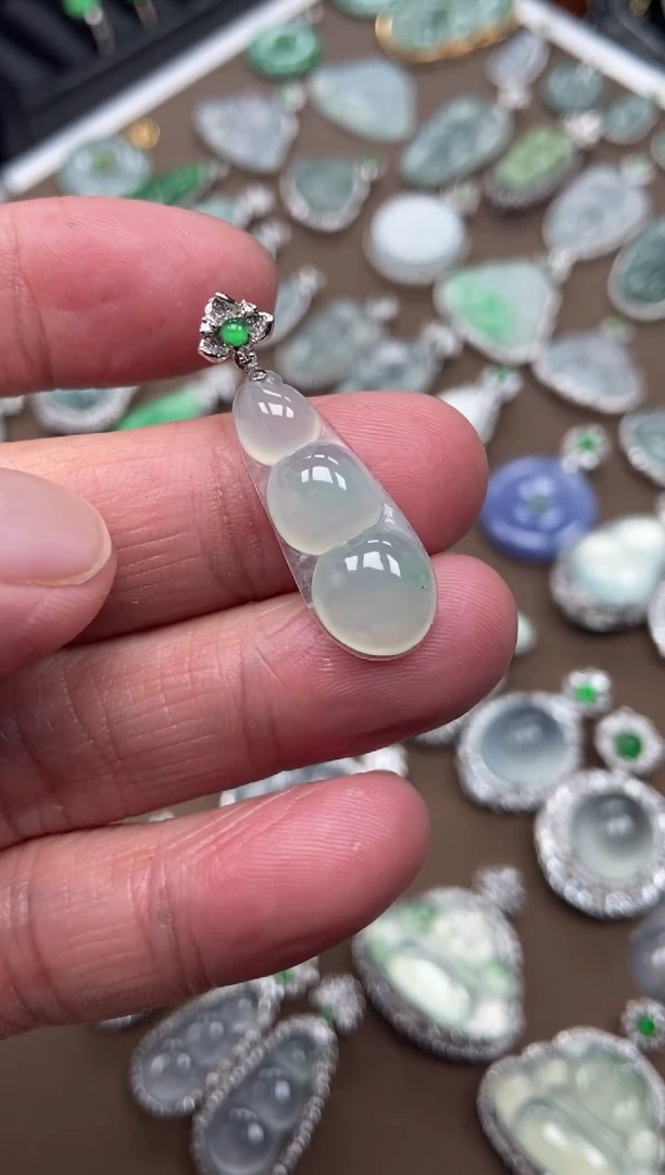 【闪购商品】翡翠吊坠(不含链)18K金镶嵌福豆