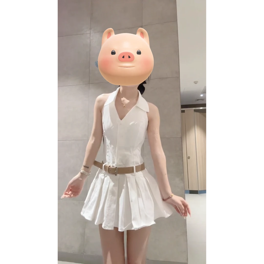 纯欲辣妹挂脖翻领露背连衣裙夏季新款休闲减龄收腰显瘦A字百褶裙