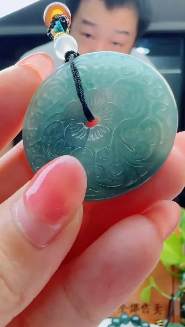 翡翠未镶嵌颈饰多样性发货其中一件