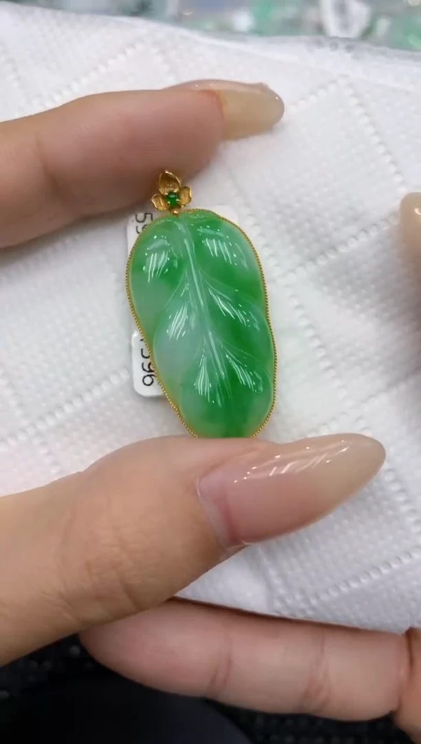 翡翠18K金镶嵌颈饰111111111111