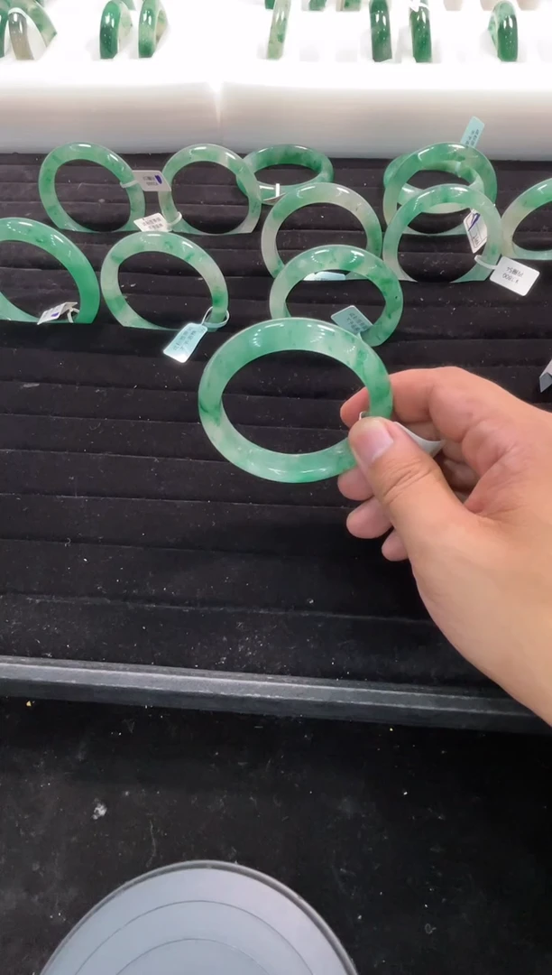 石英质玉手镯未镶嵌手镯