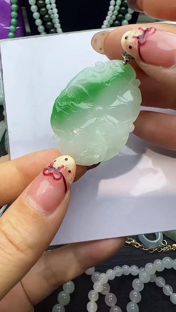颈饰18K金镶嵌翡翠莲叶