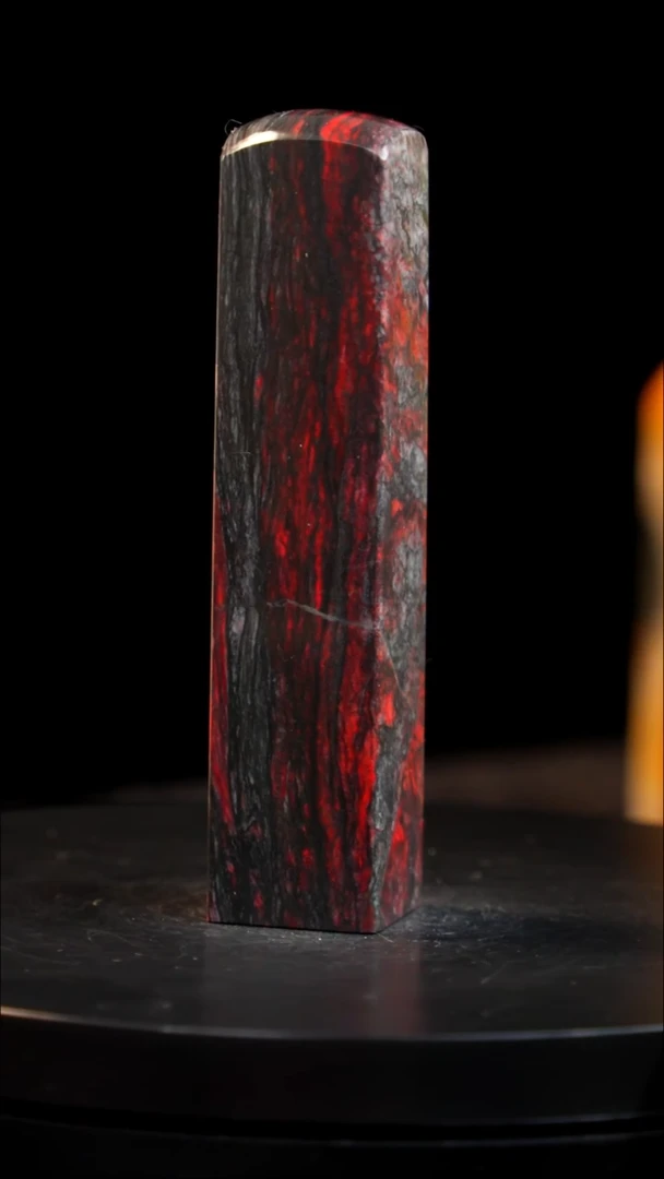 鸡血石黑牛角鸡血石