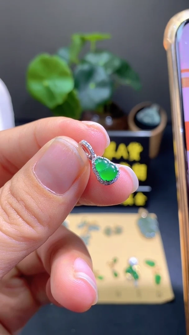 颈饰18K金镶嵌翡翠翡翠A货