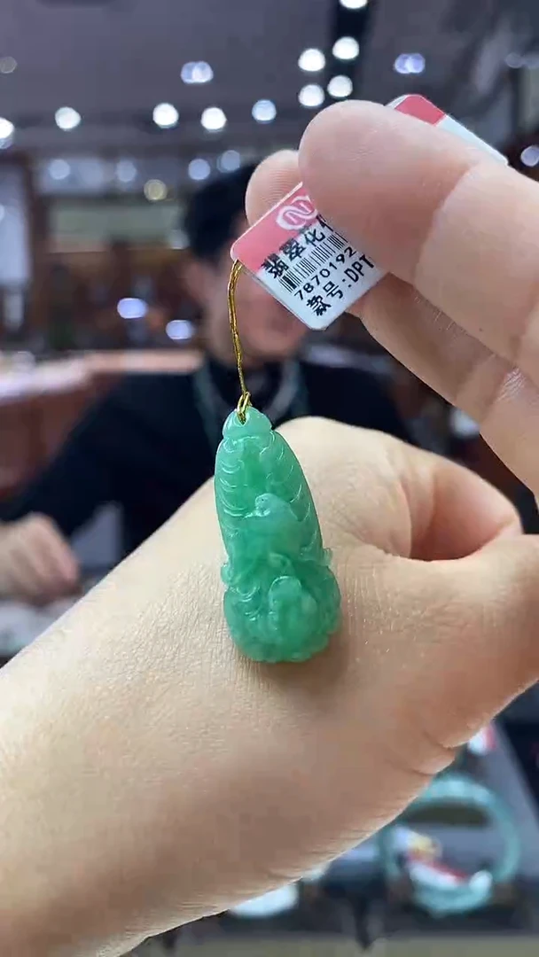 颈饰未镶嵌翡翠白菜