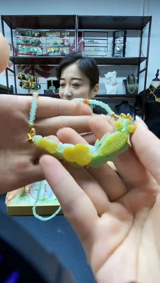 颈饰未镶嵌翡翠吊坠