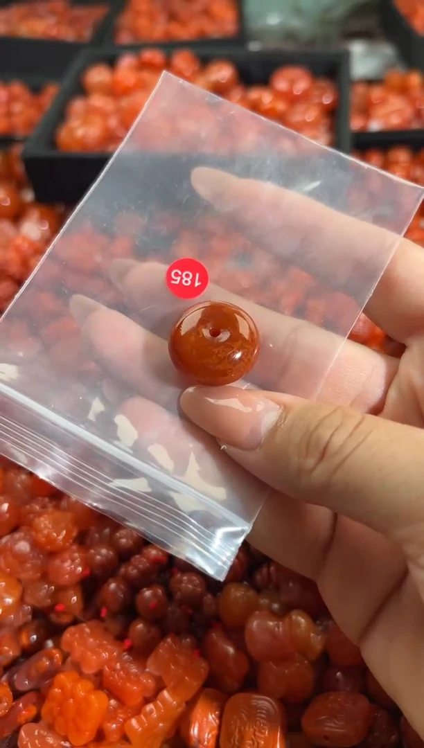 南红玛瑙未镶嵌颈饰1