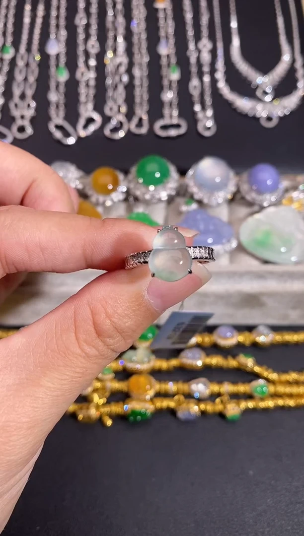 颈饰18K金镶嵌翡翠戒指