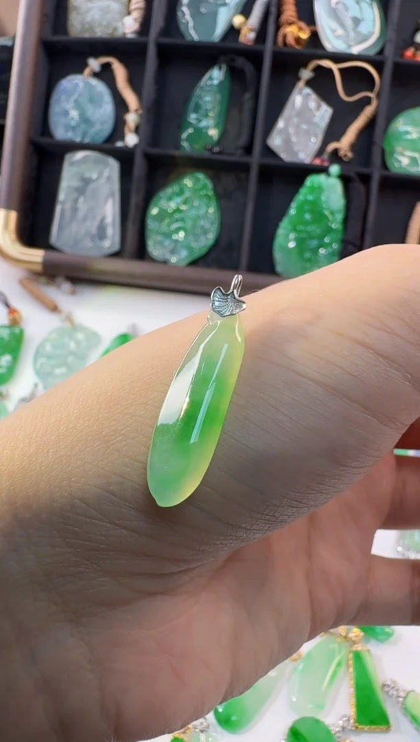 颈饰18K金镶嵌翡翠缅甸A货翡翠