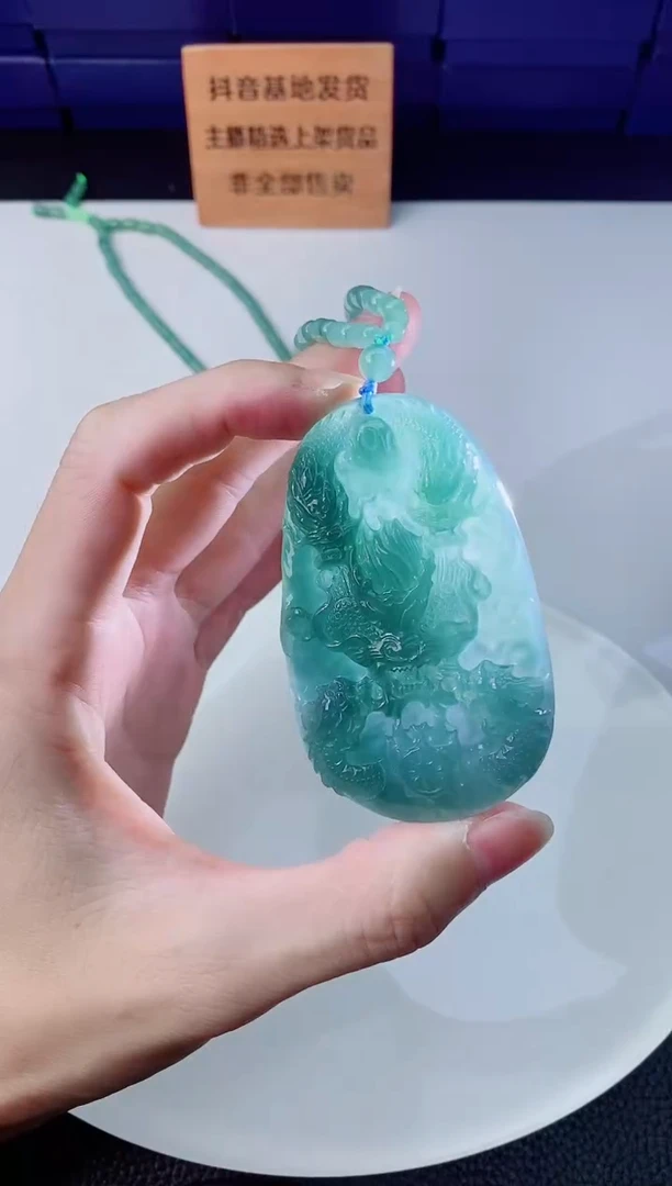 翡翠未镶嵌颈饰  `