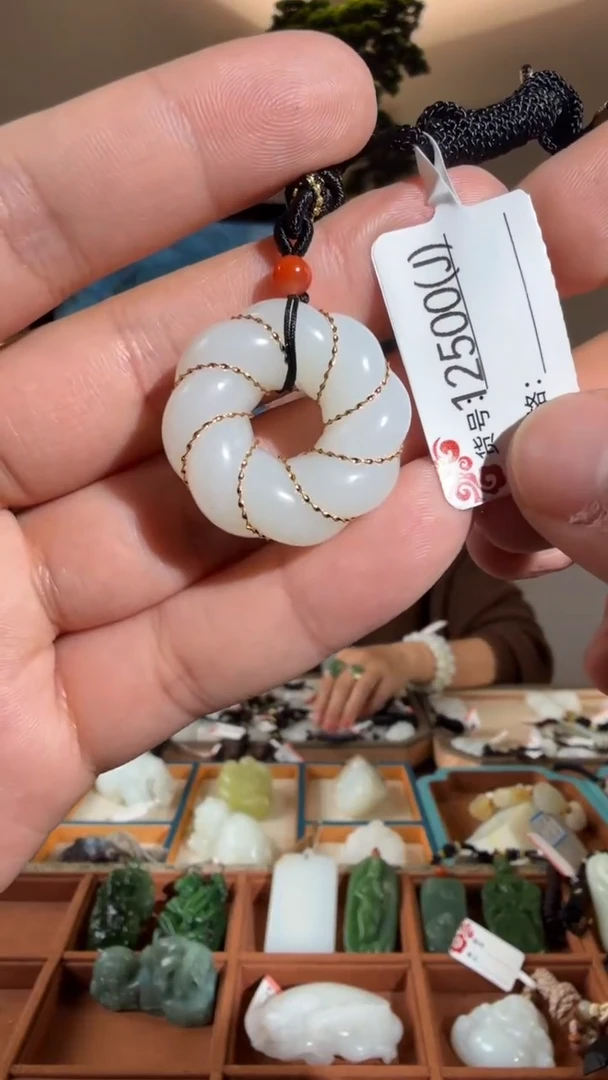 项链18K金镶嵌和田玉J