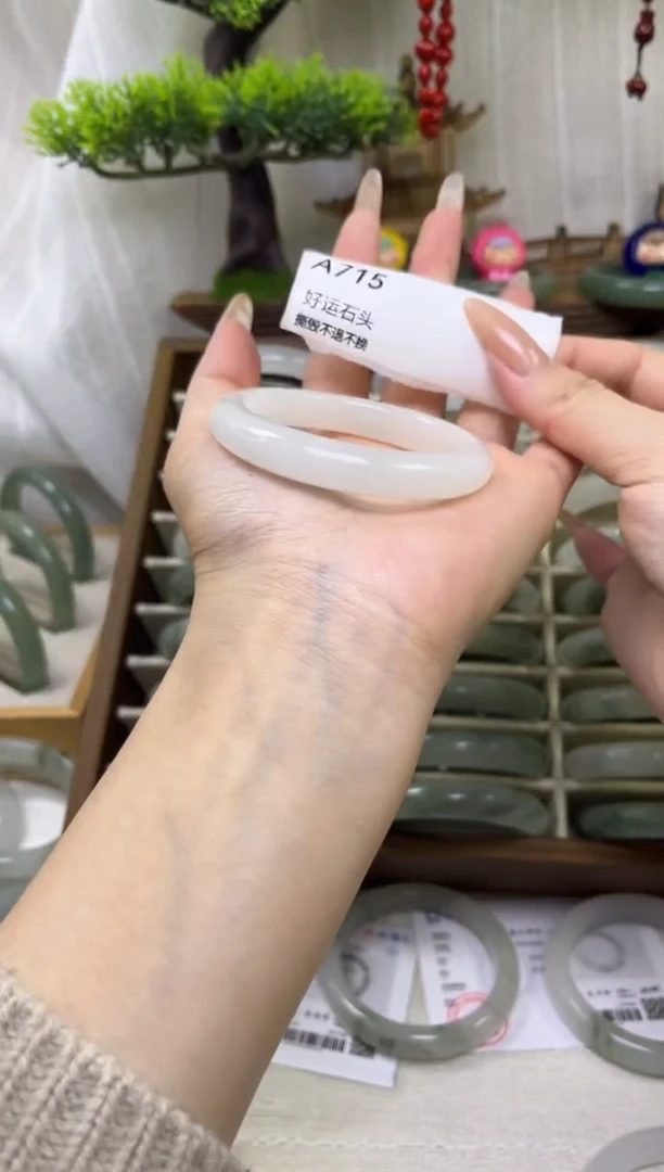 未镶嵌手镯石英质玉微瑕715