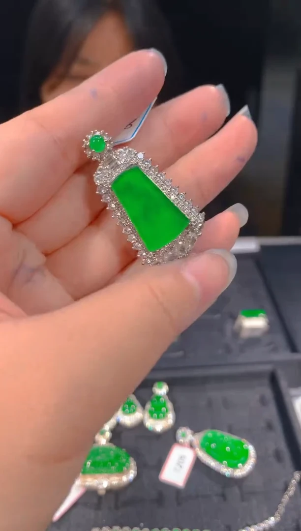 【闪购商品】定制翡翠未镶嵌96定制翡翠，多样性发货（发其一）