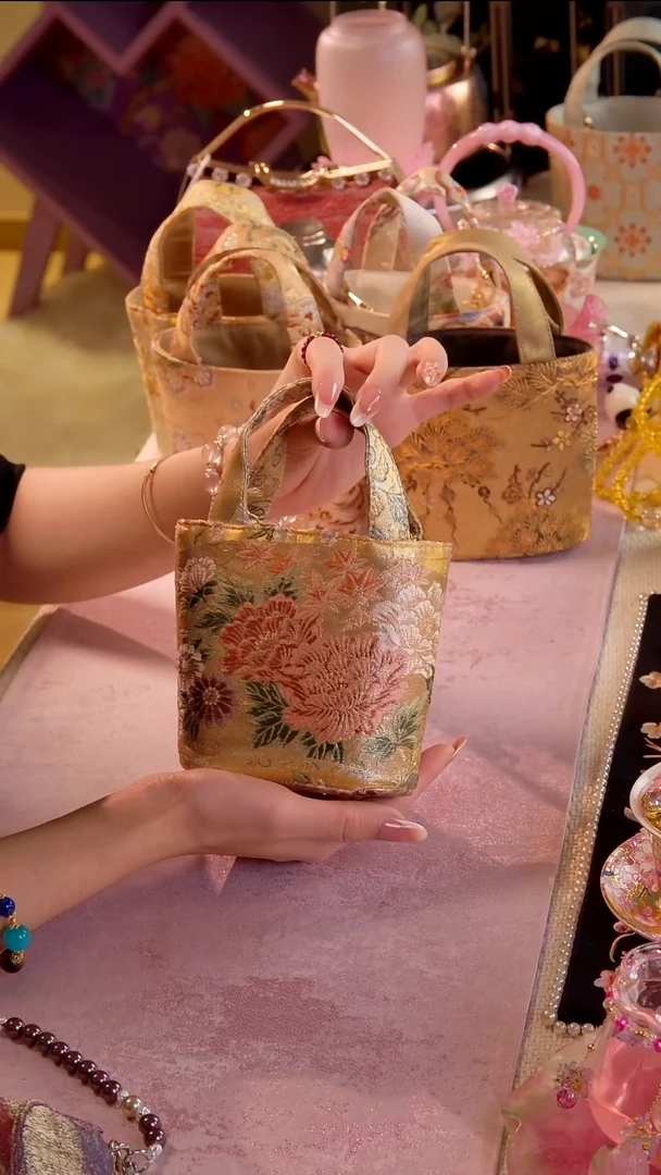 木****心非遗西阵织 如图所示