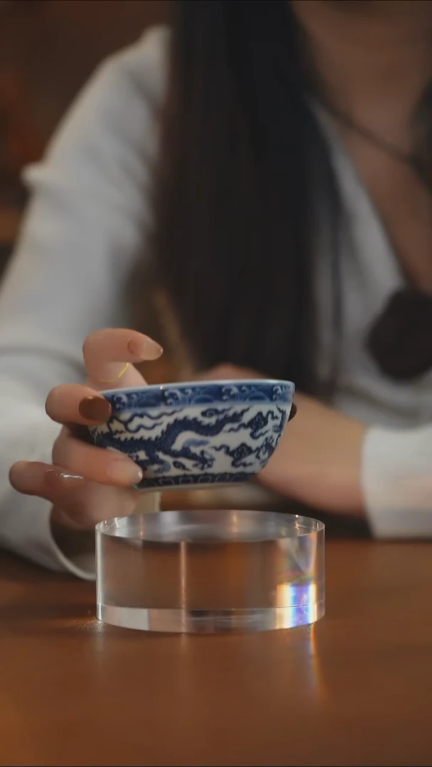 青花江崖海水双龙卧足杯