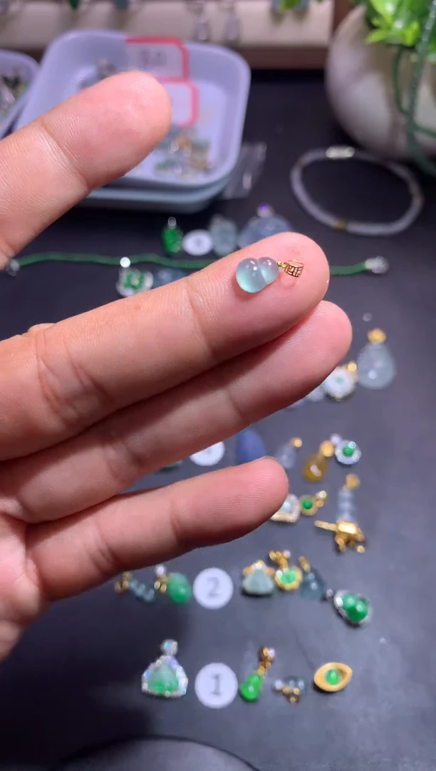 翡翠18K金镶嵌吊坠(不含链)1