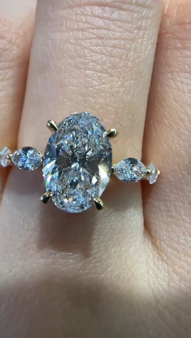 【闪购商品】实验室培育钻石18K金镶嵌椭圆1.23ct12圈