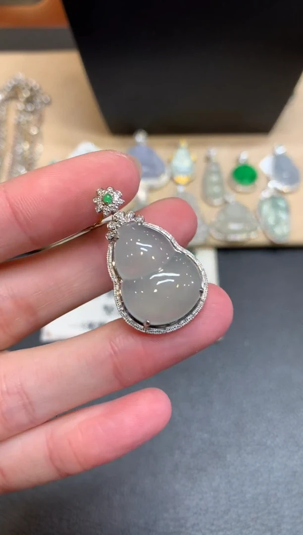 【闪购商品】翡翠颈饰18K金镶嵌葫芦【无服务费】