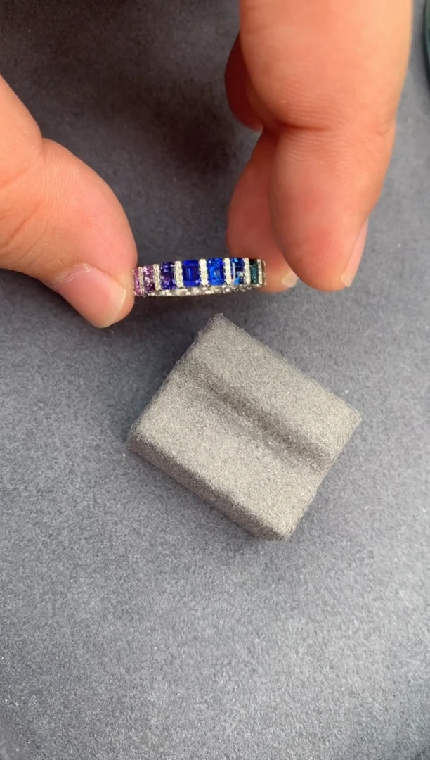 【闪购商品】彩色蓝宝石戒指18K金镶嵌彩蓝宝戒指