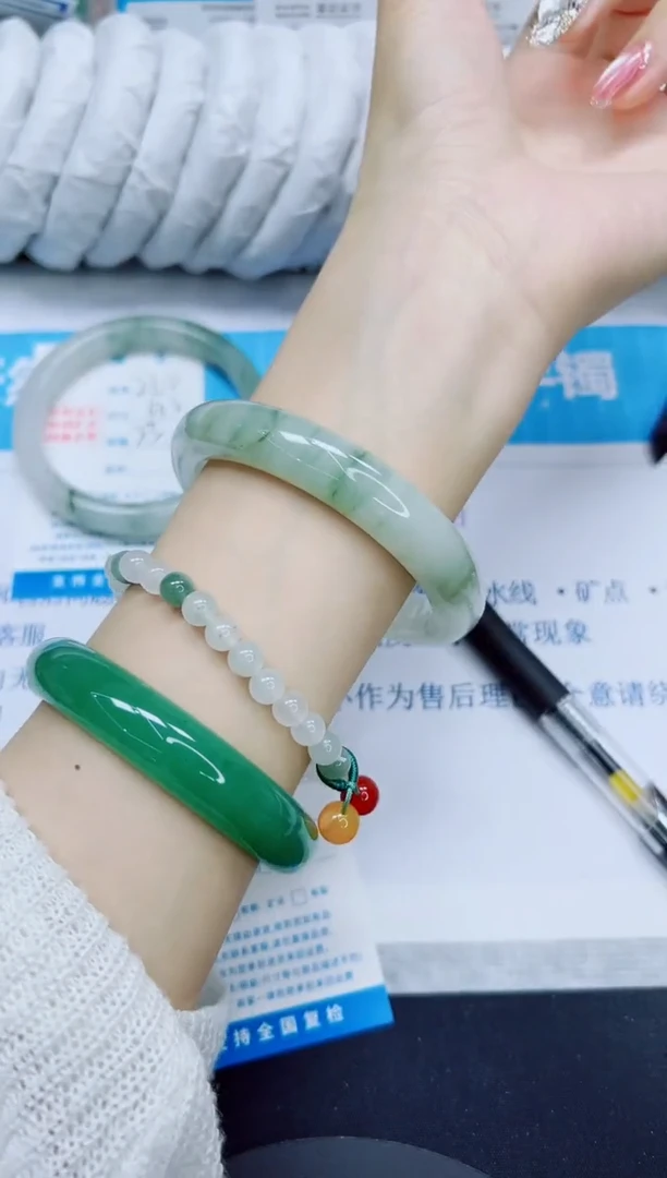 石英质玉手镯未镶嵌261/57.5