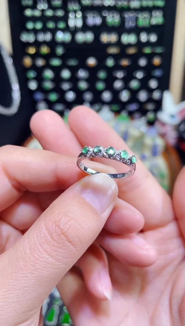 颈饰18K金镶嵌翡翠玻璃钢木纳绿蛋排戒