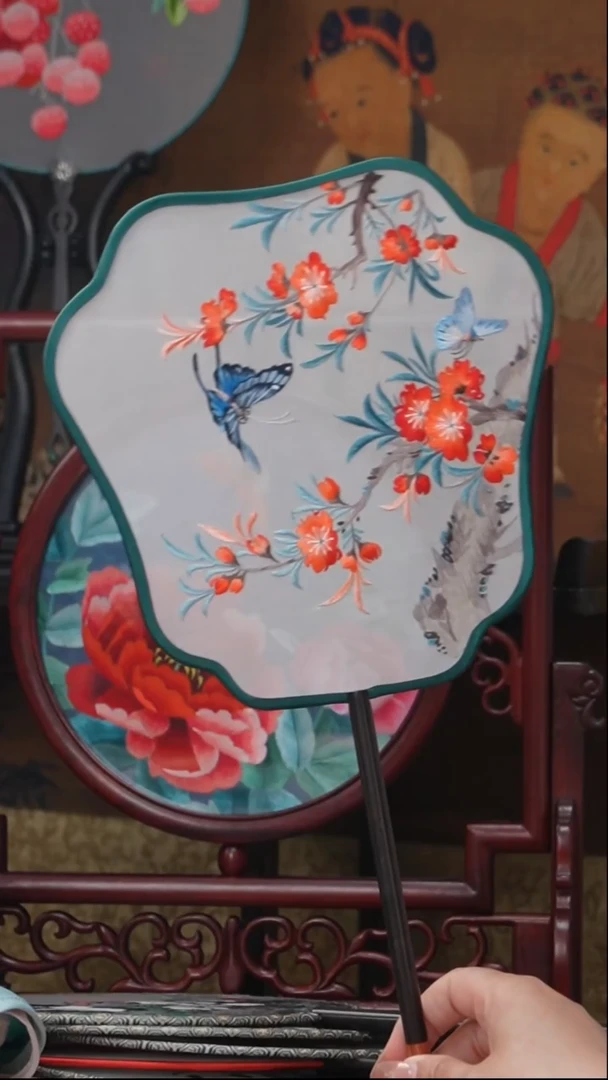 刺绣桃花蝴蝶团扇